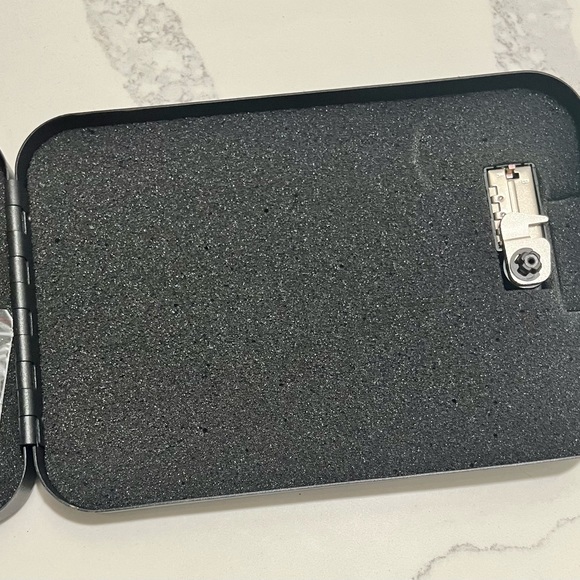 Pistol safe with combination lock - Picture 5 of 8